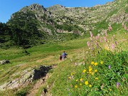 15 Ci abbassiamo al Piano dell'acqua nera (1780 m)